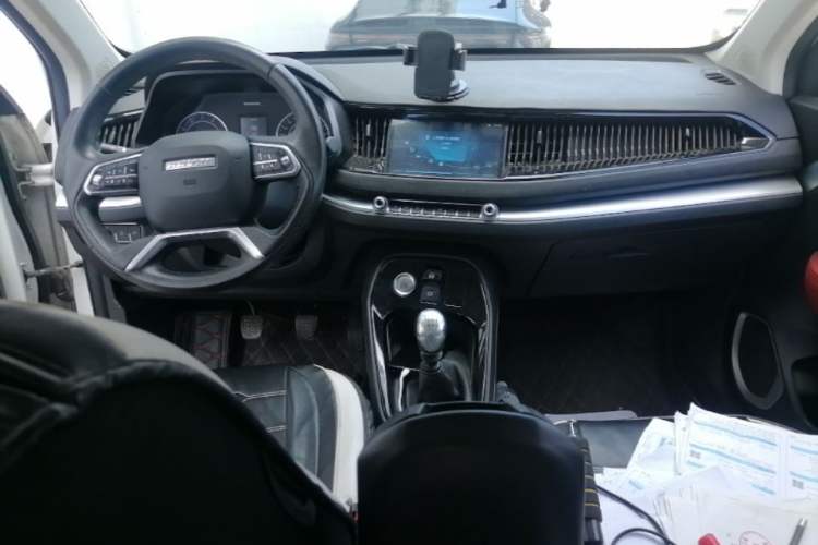 Used Haval H2s 2018 Red-Label 1.5T Manual Elite Model Center Console