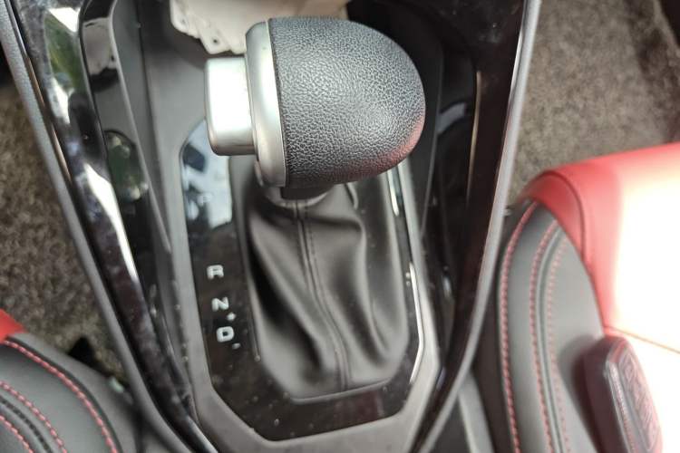Used Haval H2s 2018 Red-Label 1.5T Dual-Clutch ZhiShang Model Gear Lever