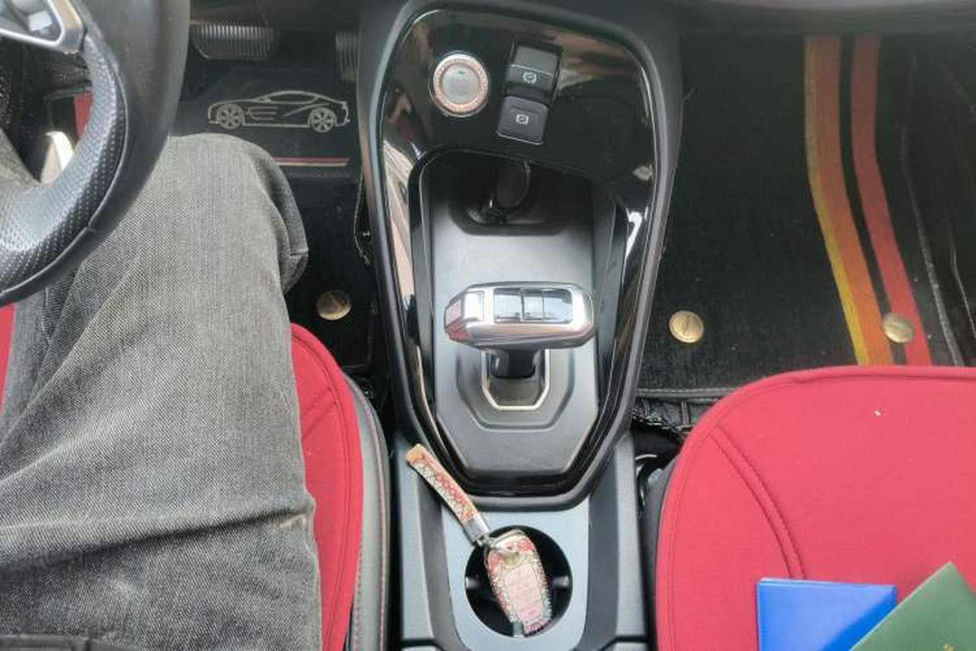 Used Haval H2s 2018 Red-Label 1.5T Dual-Clutch Elite Model Gear Lever