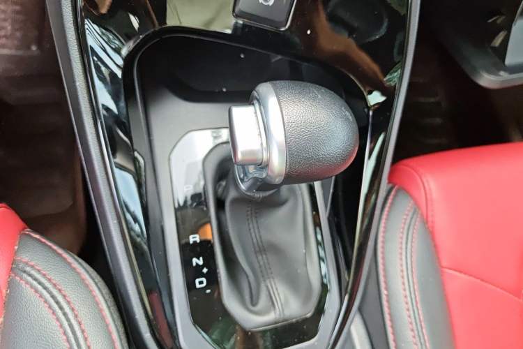 Used Haval H2s 2018 Red-Label 1.5T Dual-Clutch ZhiShang Model Gear Lever