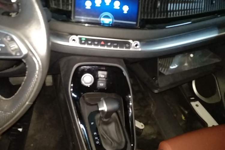 Used Haval H2s 2018 Red-Label 1.5T Dual-Clutch ZhiShang Model Gear Lever