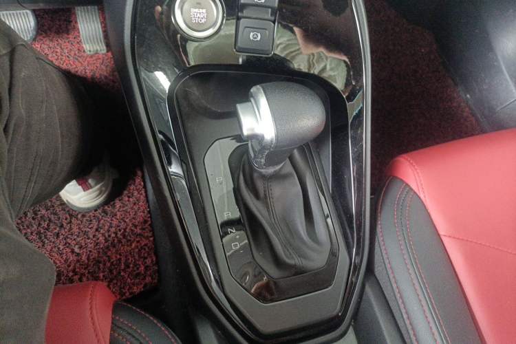 Used Haval H2s 2018 Red-Label 1.5T Dual-Clutch ZhiShang Model Gear Lever