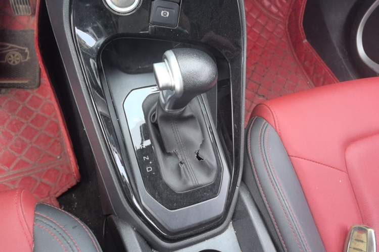 Used Haval H2s 2018 Blue Label 1.5T Dual-Clutch ZhiShang Model Gear Lever