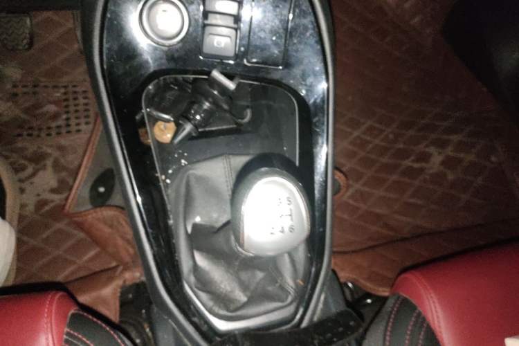 Used Haval H2s 2018 Red-Label 1.5T Manual Elite Model Gear Lever