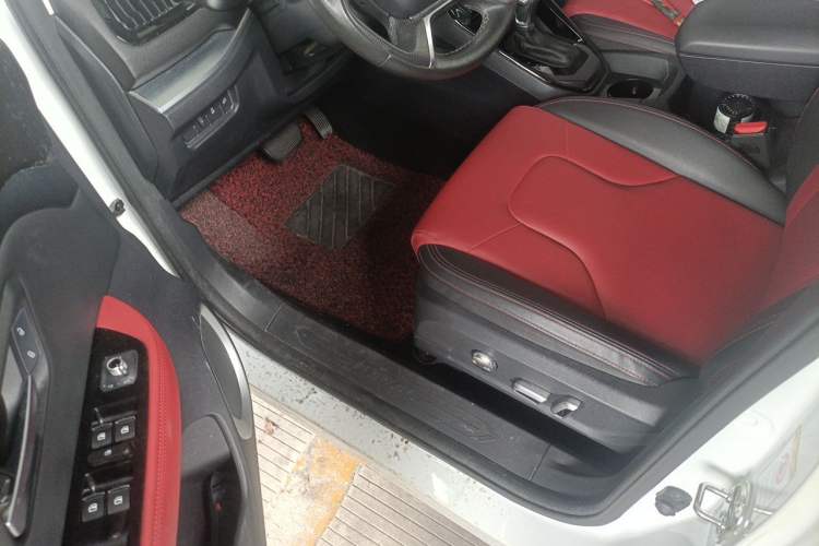 Used Haval H2s 2018 Red-Label 1.5T Dual-Clutch ZhiShang Model Interior 3