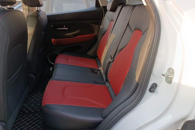 Used Haval H2s 2018 Red-Label 1.5T Dual-Clutch ZhiShang Model Interior 4