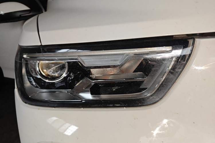 Used Haval H2s 2018 Red-Label 1.5T Manual Comfort Model Right Front Headlight