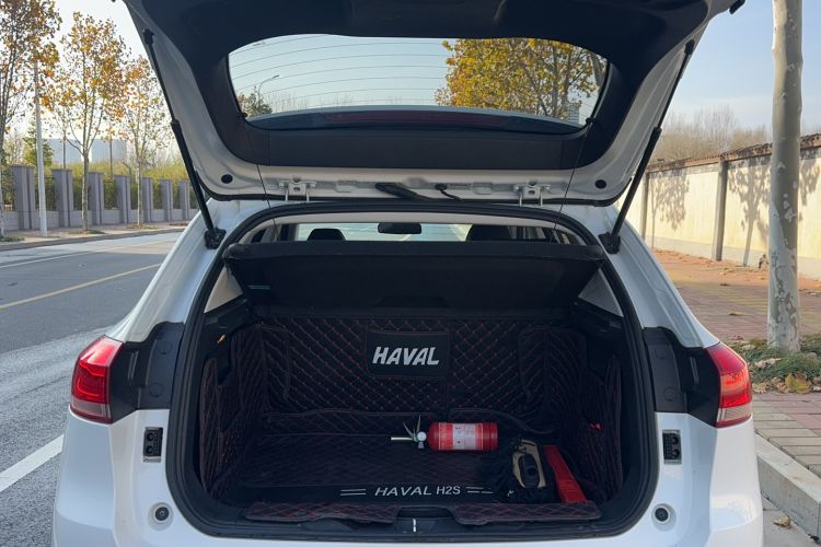 Used Haval H2s 2018 Red-Label 1.5T Dual-Clutch ZhiShang Model Trunk