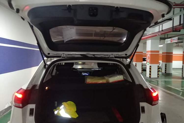 Used Haval H2s 2018 Red-Label 1.5T Dual-Clutch ZhiShang Model Trunk