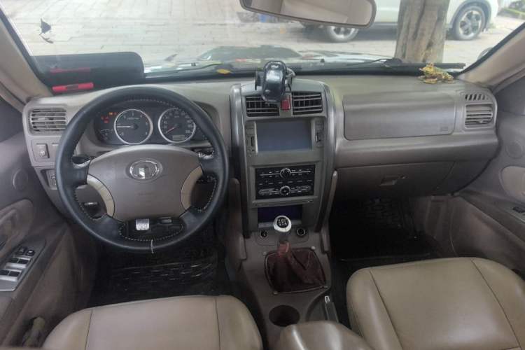 Used Haval H3 2009 Leading Edition 2.5 TCI Two-Wheel-Drive Luxury Model Center Console