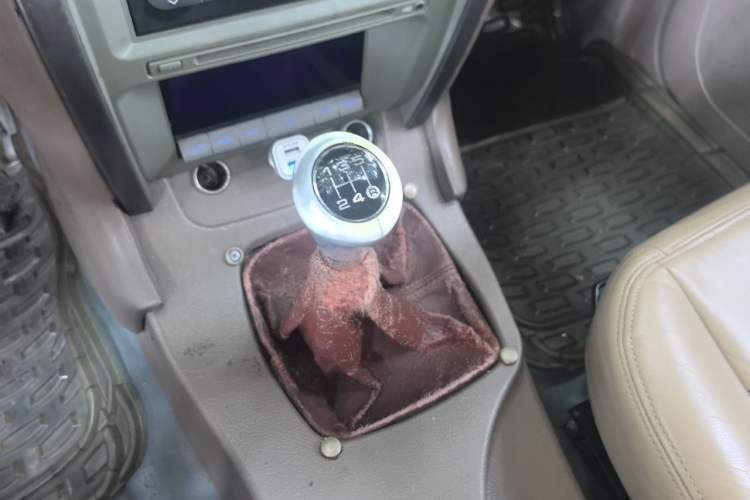 Used Haval H3 2009 Leading Edition 2.5 TCI Two-Wheel-Drive Luxury Model Gear Lever
