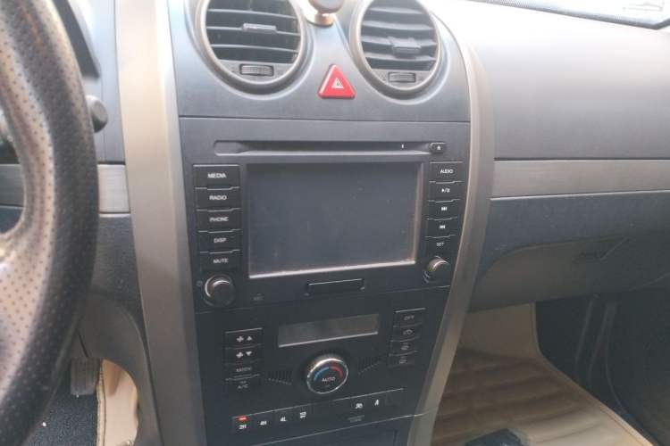 Used Haval H3 2010 Leading Edition 2.4L Four-Wheel Drive Luxury Model Audio And AC Panel