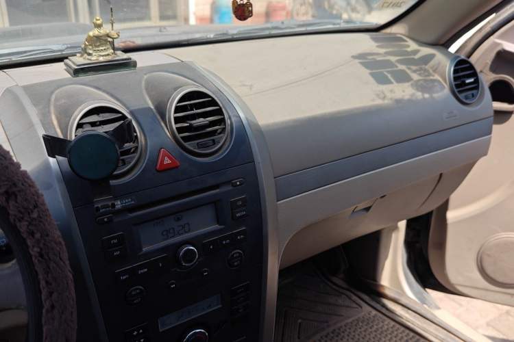 Used Haval H3 2010 Leading Edition 2.5 TCI Two-Wheel Drive Comfort Model Audio And AC Panel