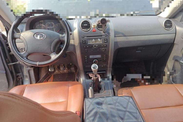 Used Haval H3 2010 Leading Edition 2.5 TCI Two-Wheel Drive Comfort Model Center Console