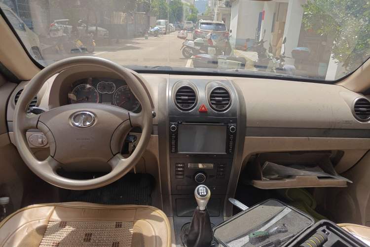 Used Haval H3 2010 Ruiyi Edition 2.0L Elite Model Center Console