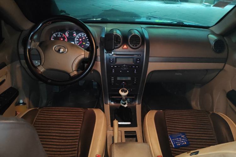 Used Haval H3 2010 Leading Edition 2.5 TCI Two-Wheel Drive Comfort Model Center Console
