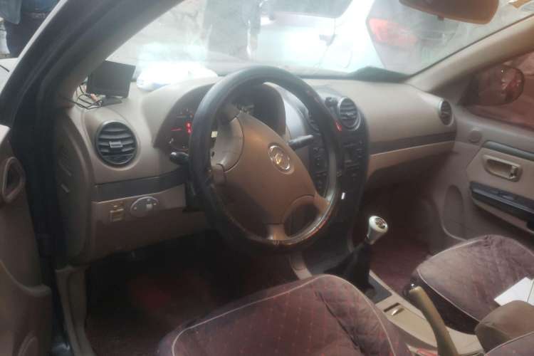 Used Haval H3 2010 Leading Edition 2.5 TCI Two-Wheel Drive Comfort Model Center Console