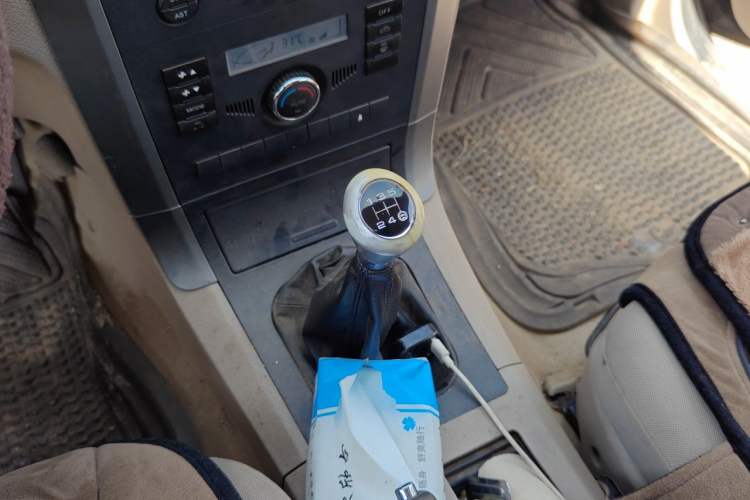 Used Haval H3 2010 Leading Edition 2.5 TCI Two-Wheel Drive Comfort Model Gear Lever