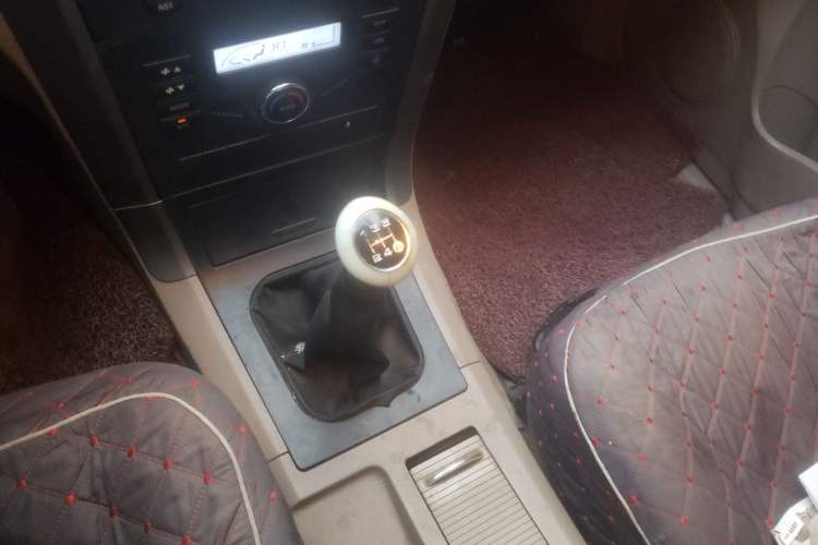 Used Haval H3 2010 Leading Edition 2.5 TCI Two-Wheel Drive Comfort Model Gear Lever