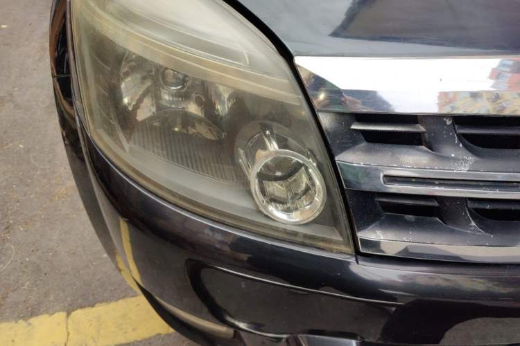 Used Haval H3 2010 Leading Edition 2.4L Four-Wheel Drive Luxury Model Right Front Headlight