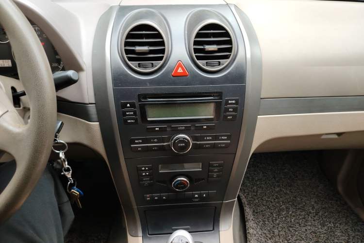 Used Haval H3 2010 Leading Edition 2.5 TCI Four-Wheel-Drive Luxury Model Audio And AC Panel