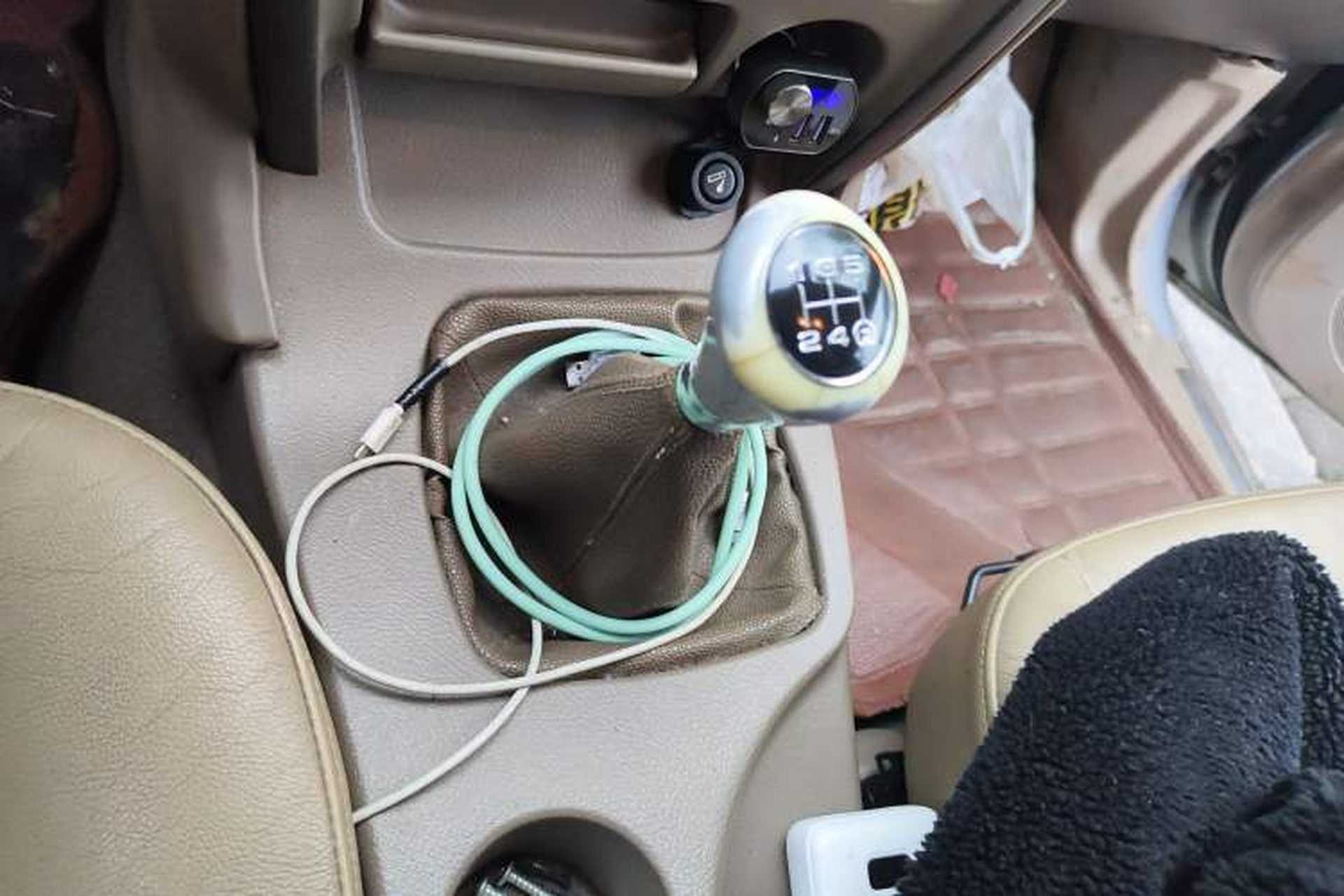 Used Haval H3 2010 Leading Edition 2.5 TCI Two-Wheel Drive Comfort Model Gear Lever