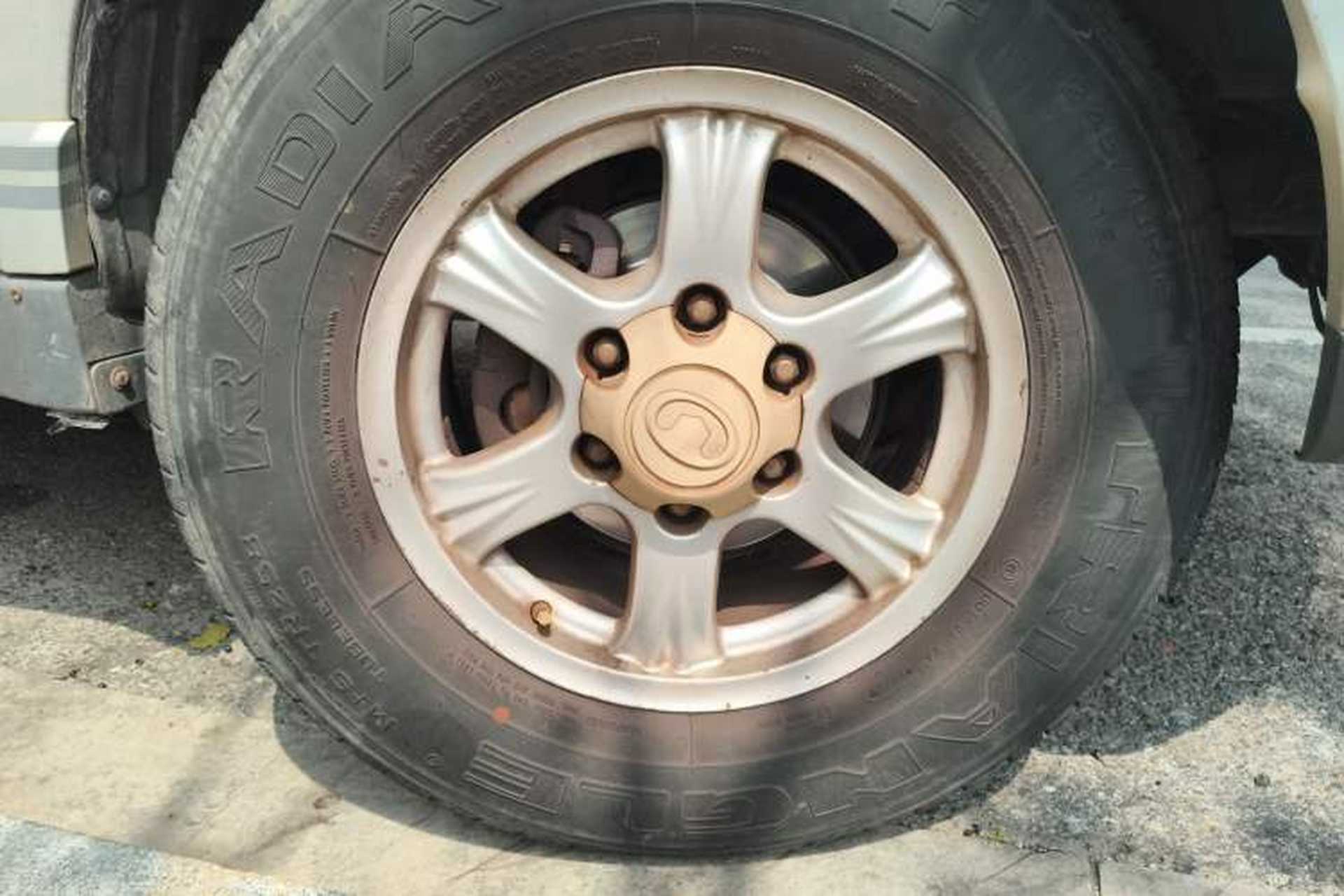 Used Haval H3 2010 Xinyi Version 2.0L Sunroof Edition Right Front Wheel Hub