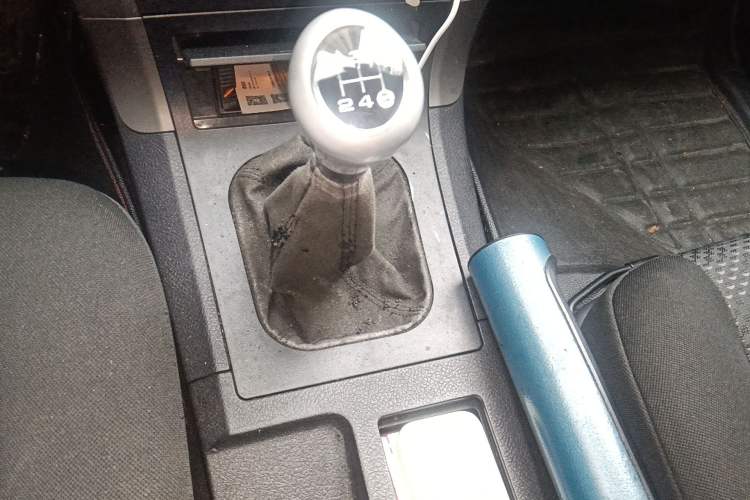 Used Haval H3 2012 2.5 TCI Two-Wheel-Drive Champion Edition Gear Lever