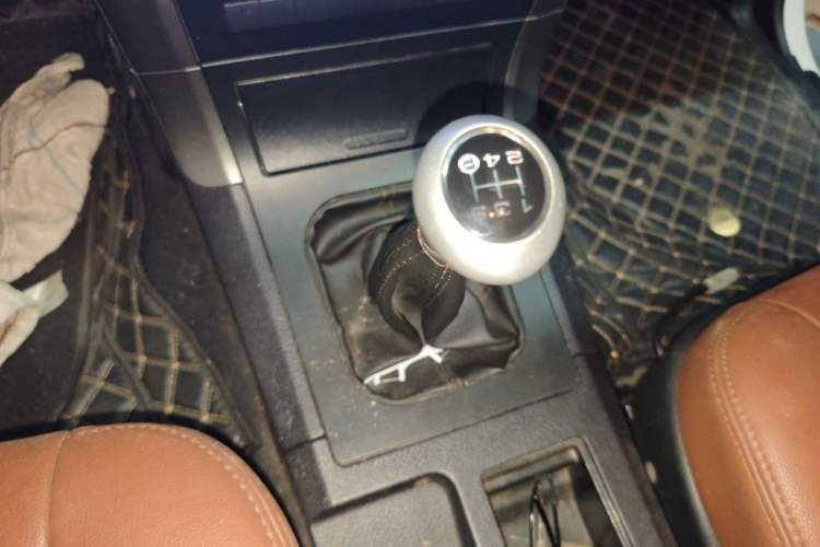 Used Haval H3 2012 2.5 TCI Two-Wheel-Drive Champion Edition Gear Lever