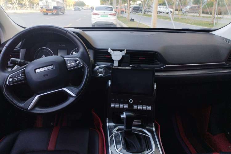 Used Haval H4 2018 Red-Label 1.5 GDIT DCT Fashion Edition Center Console