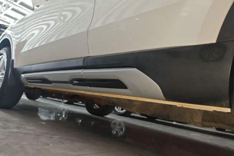 Used Haval H4 2018 Red-Label 1.3 GDIT DCT Fashion Edition Left Side Sill