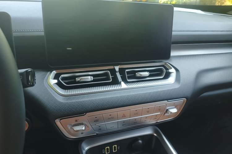 Used Haval H5 2025 2.0T Automatic All-Wheel Drive Navigation Version Diesel Audio And AC Panel