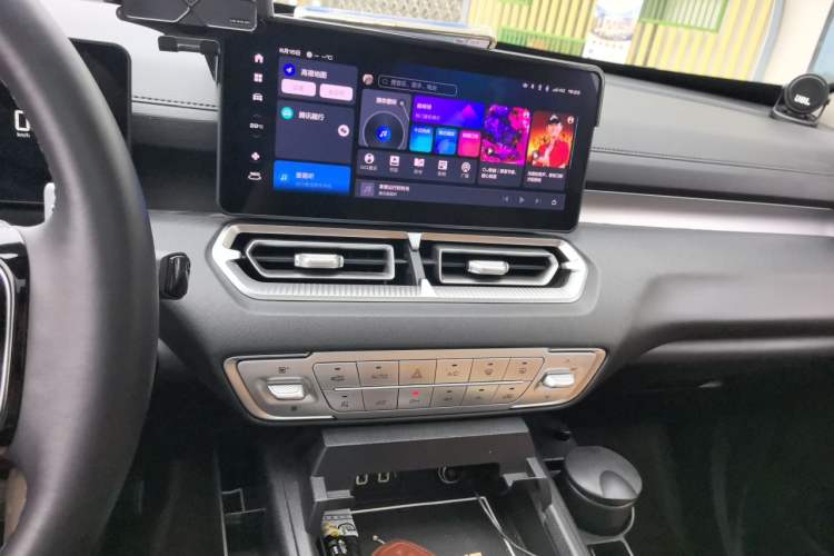 Used Haval H5 2025 2.0T Automatic All-Wheel Drive Navigation Version Diesel Audio And AC Panel
