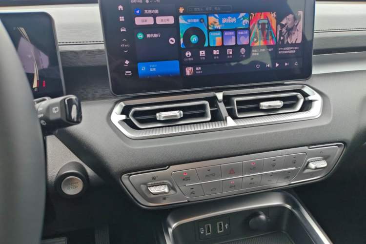 Used Haval H5 2025 2.0T Automatic All-Wheel Drive Navigation Version Diesel Audio And AC Panel