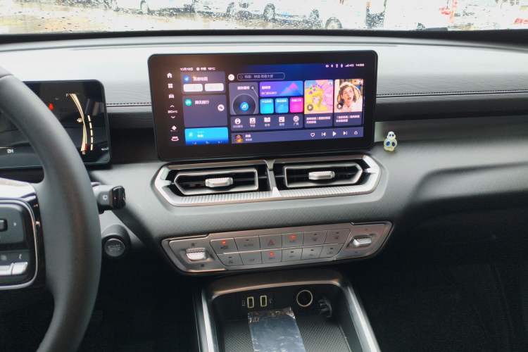 Used Haval H5 2025 2.0T Automatic All-Wheel Drive Navigation Version Diesel Audio And AC Panel