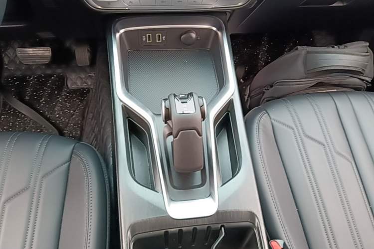 Used Haval H5 2025 2.0T Automatic All-Wheel Drive LinkedIn Edition Gasoline Gear Lever