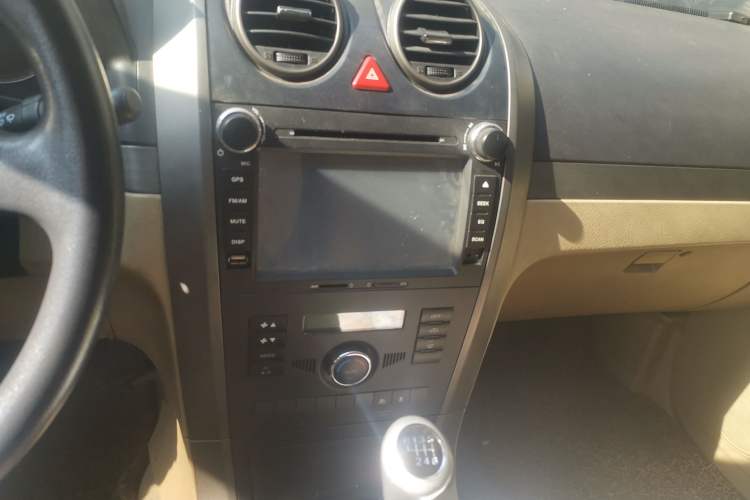 Used Haval H5 Classic 2010 European-style Model Green Quiet 2.0T Manual Two-Wheel Drive Luxury Version Audio And AC Panel