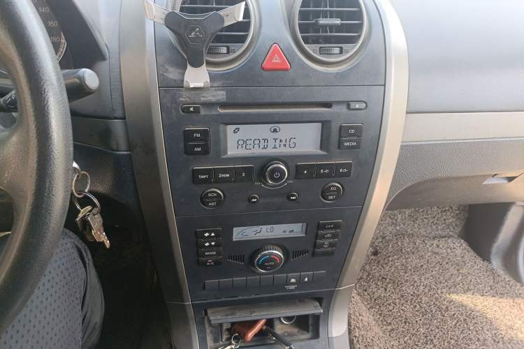 Used Haval H5 Classic 2010 European-style 2.0L Two-Wheel-Drive Luxury Model Audio And AC Panel