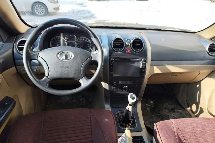 Used Haval H5 Classic 2010 European-style 2.0L Two-Wheel-Drive Luxury Model Center Console