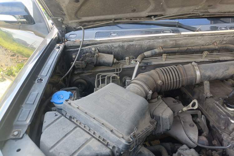 Used Haval H5 Classic 2010 European-style 2.0L Two-Wheel-Drive Luxury Model Engine Bay Right