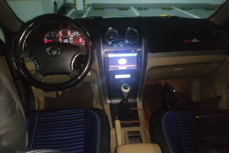 Used Haval H5 Classic 2010 European-style Model Green Quiet 2.0T Manual Two-Wheel Drive Luxury Version Center Console