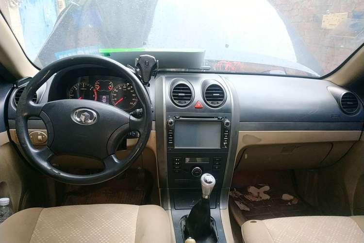 Used Haval H5 Classic 2010 European-style Model Green Quiet 2.0T Manual Two-Wheel Drive Luxury Version Center Console