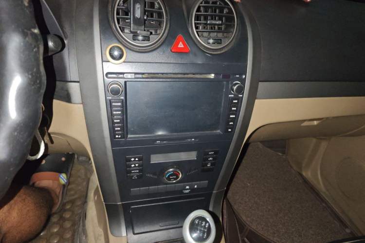 Used Haval H5 Classic 2010 European-style Version Green & Quiet 2.0T Manual Two-Wheel Drive Comfort Edition Audio And AC Panel