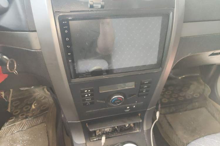 Used Haval H5 Classic 2010 Zhizun Edition 2.5 TCI Two-Wheel-Drive Luxury Model Audio And AC Panel