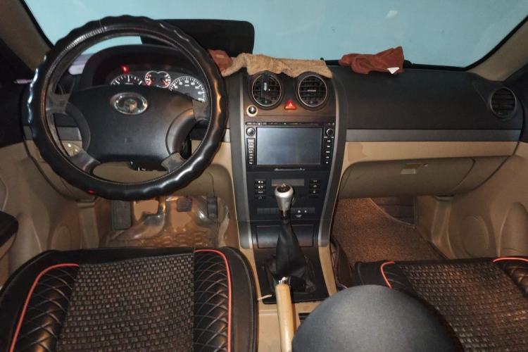 Used Haval H5 Classic 2010 European-style Version Green & Quiet 2.0T Manual Two-Wheel Drive Comfort Edition Center Console