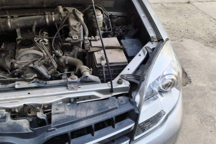 Used Haval H5 Classic 2010 Zhizun Edition 2.4L Four-Wheel Drive Luxury Model Engine Bay Left