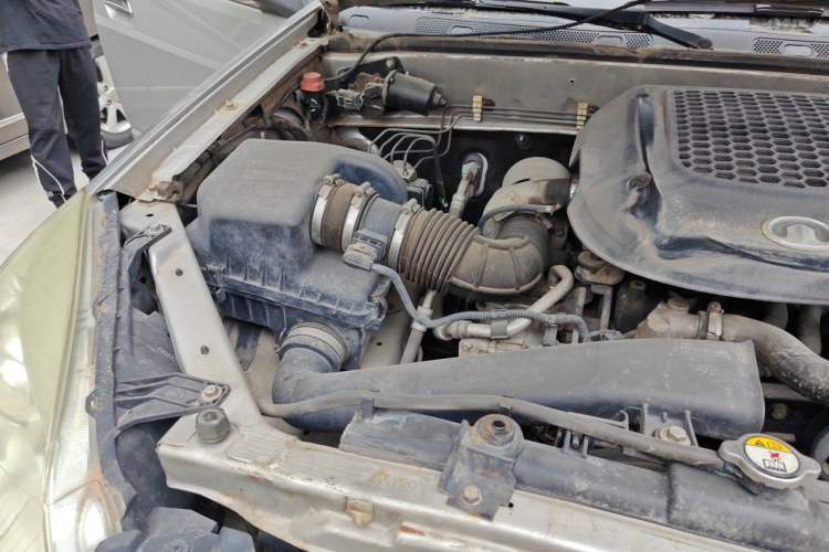 Used Haval H5 Classic 2010 Zhizun Edition 2.5 TCI Four-Wheel Drive Comfort Model Engine Bay Right
