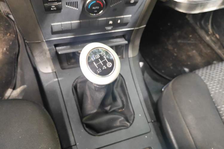 Used Haval H5 Classic 2010 Zhizun Edition 2.5 TCI Two-Wheel Drive Comfort Model Gear Lever