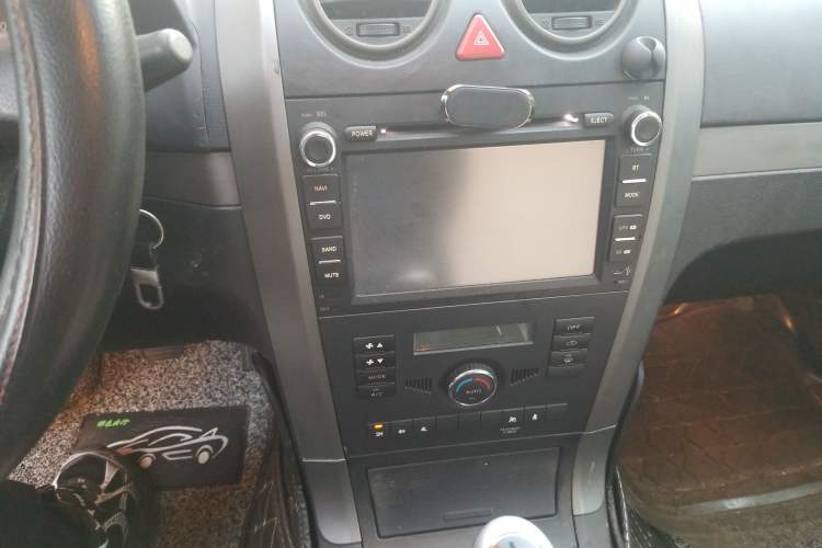 Used Haval H5 Classic 2011 Zhizun Edition 2.4L Four-Wheel Drive Deluxe Differential Version Audio And AC Panel