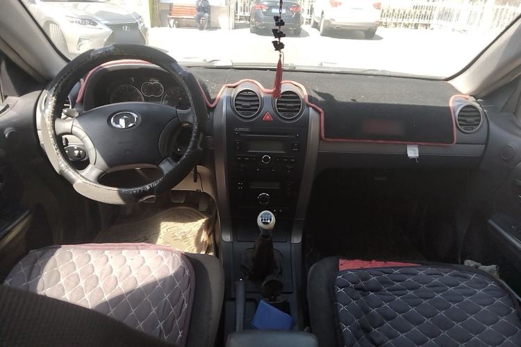 Used Haval H5 Classic 2011 Zhizun Edition 2.0L Two-Wheel Drive Luxury Model Center Console